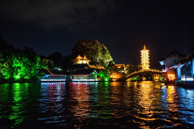 夜游漓江两江四湖感受,夜游桂林两江四湖双塔图片
