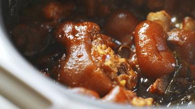 老爸炖“猪蹄”，不加一滴水，只需倒点“它”，猪蹄炖的又烂又香