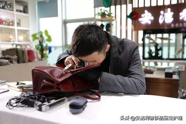 专业人才是香饽饽与奢侈包打交道奢侈品鉴定师练就“火眼金睛”