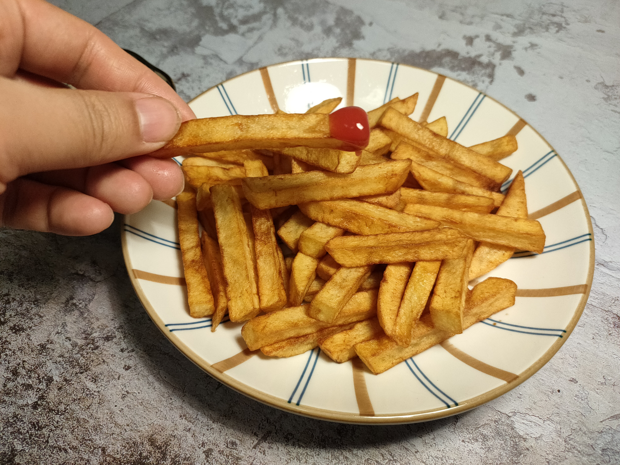 炸薯条是冷水下锅还是热水下锅,炸薯条焯水要不要过凉水