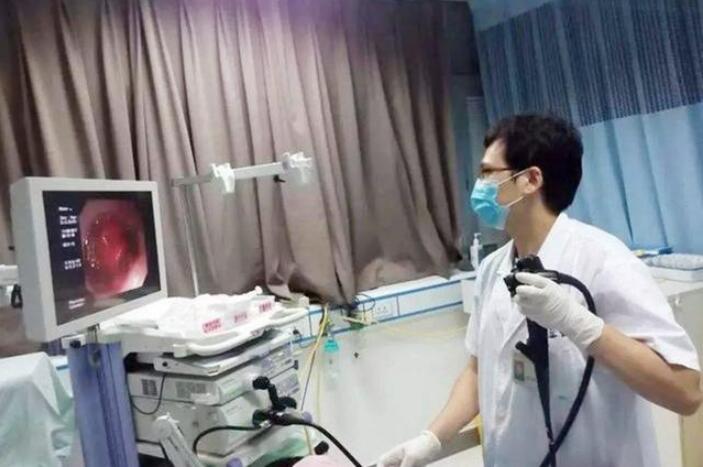 孩子被鱼刺卡住了在家如何解决,小孩被鱼刺卡不配合怎么办