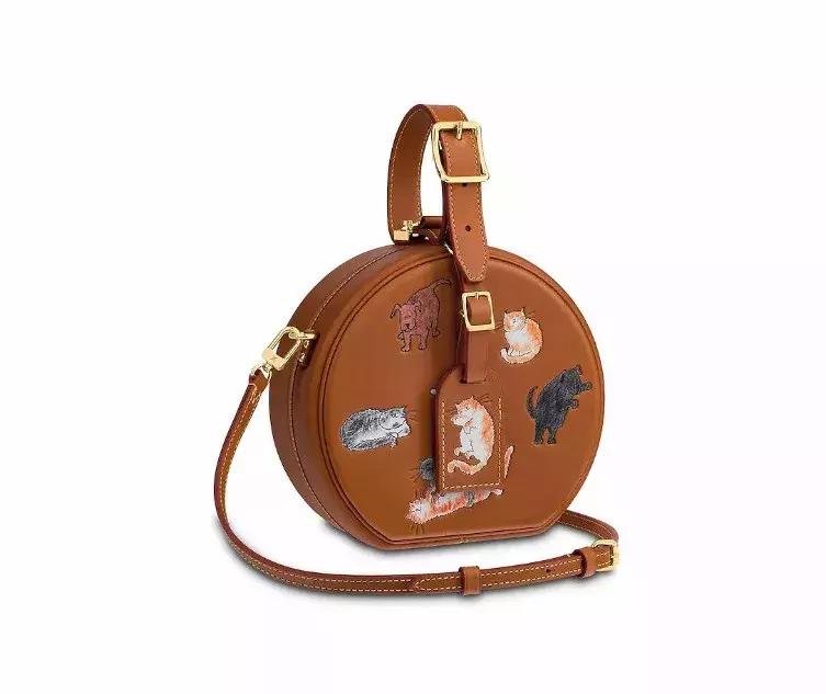 购买新款女性包包,女子买新包