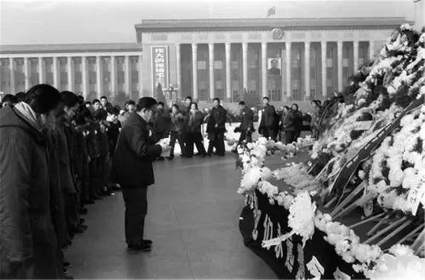1976年周总理不幸逝世，毛主席流泪仰天长叹：恩来，你还是走了啊