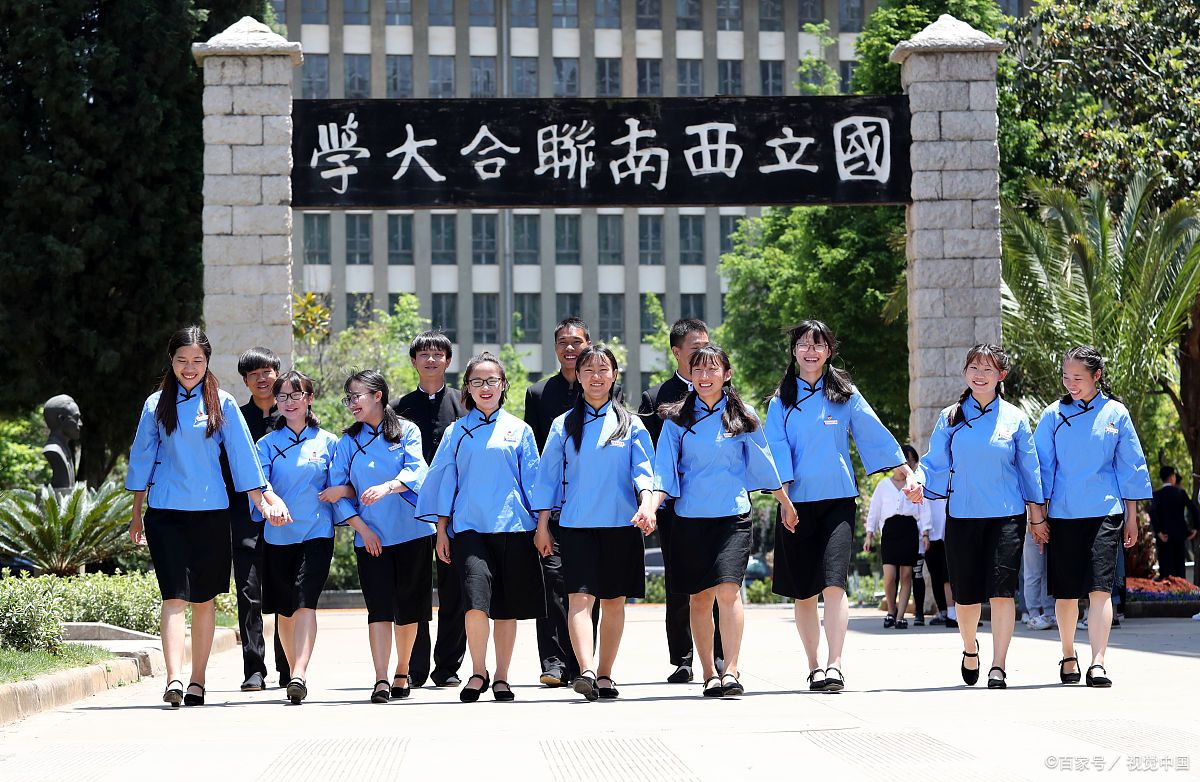 可以建议学校换别的样式校服吗,假如可以定制校服