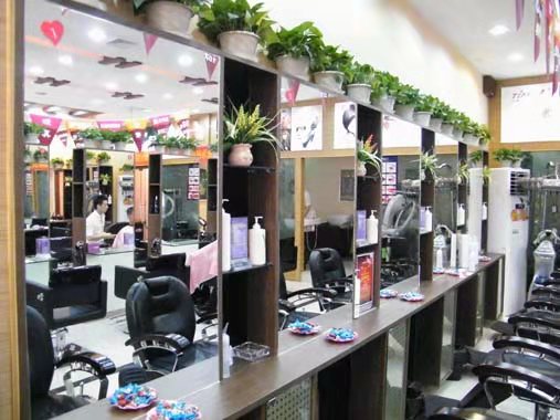 在理发店烫同样的卷发,烫个普通的卷发需要多少钱