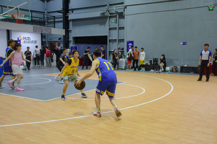 在叩丁狼1024怎么过？当然是“打爆”校长，挑战高颜值篮球博主