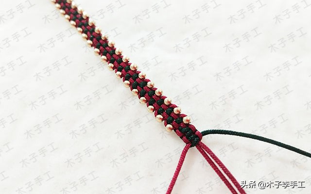 一根线串珠子手链,一个转运珠编手链的造型