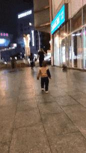 贾玲在沙发上翘二郎腿搞笑图片,贾玲跷二郎腿动图下载