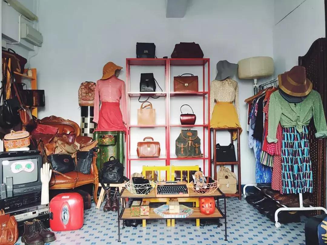 香港年轻人一辈子买不起房，把破出租屋改成复古小窝