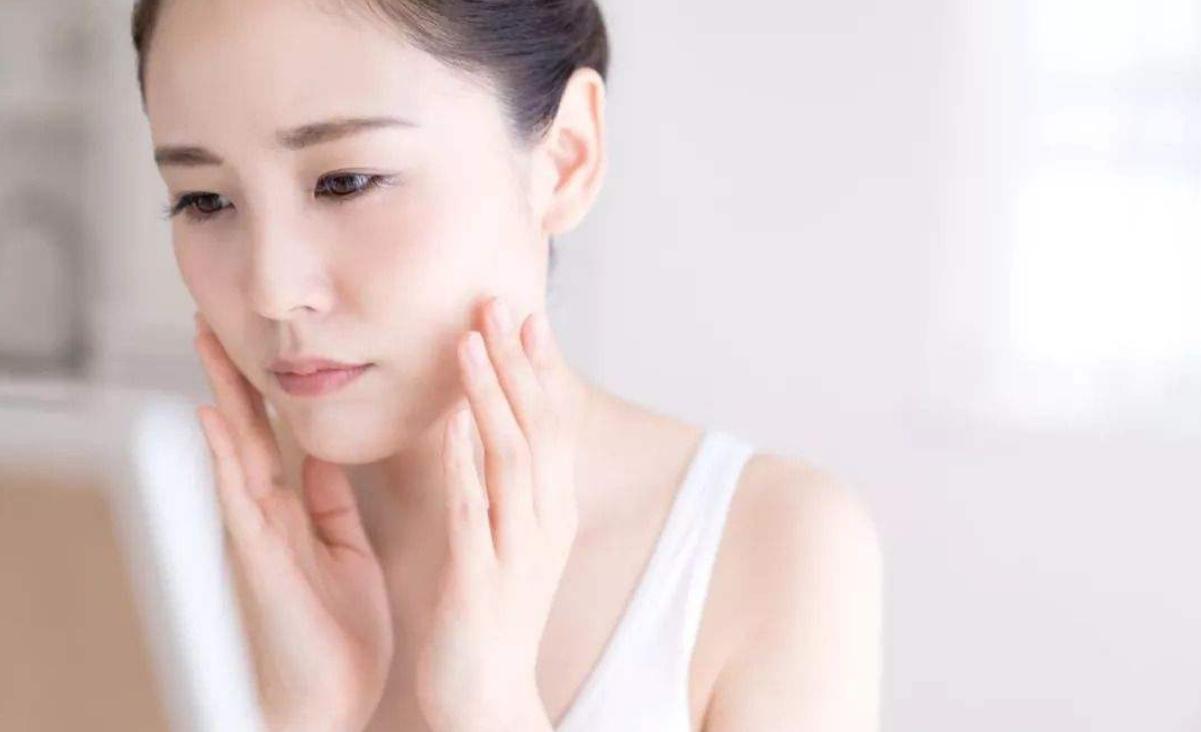 下巴长小小的白色颗粒状疙瘩,七岁小孩下巴有白色小疙瘩