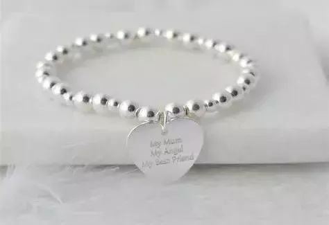 命里金字多的人本命年戴什么护身,右手带银有什么讲究