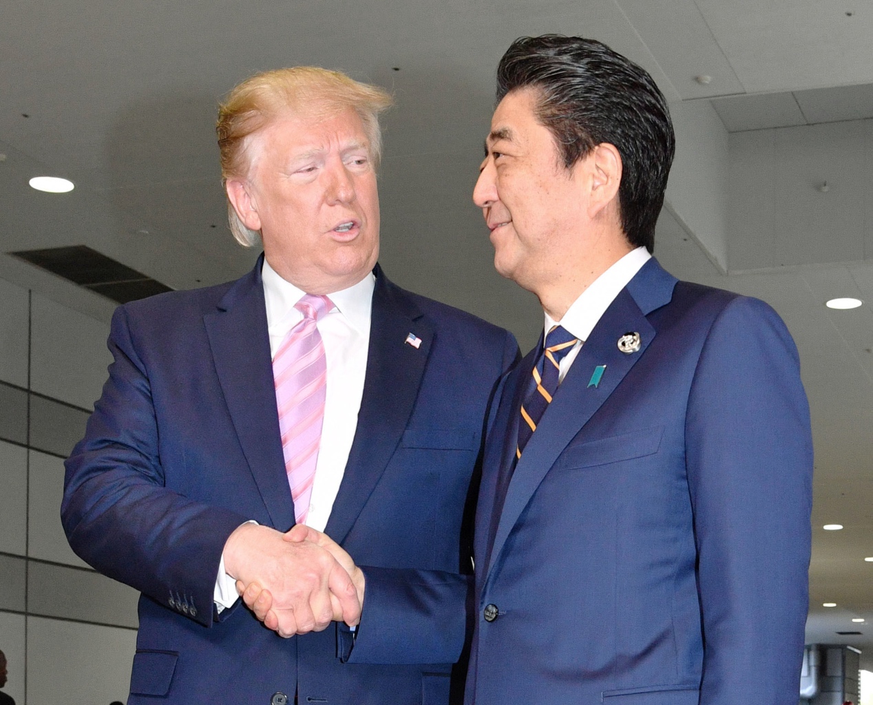 我伸出手，他却把我拒之门外，特朗普的洁癖有多严重？