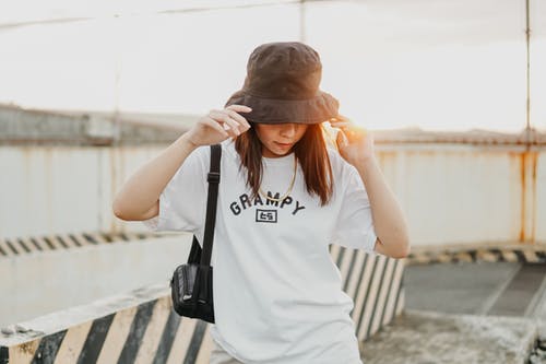 放不下一个人还要不要去纠缠,放不下一个人的时候更难接受别人