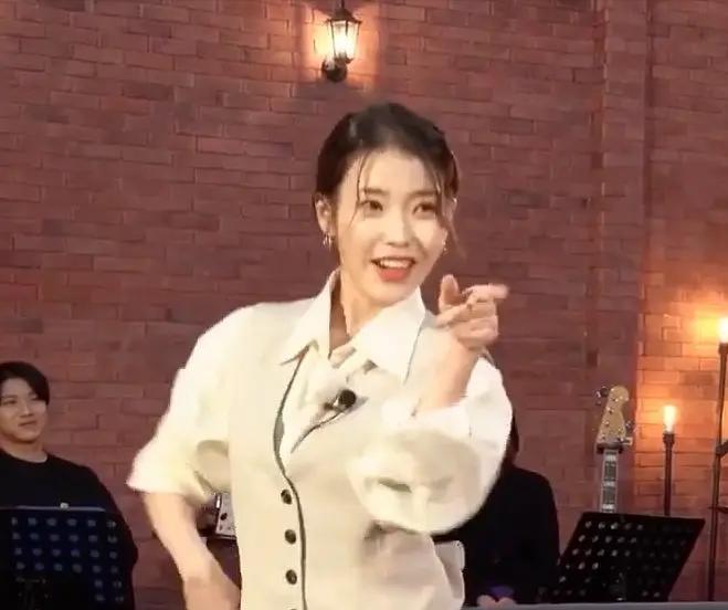 IU新照曝光:牙龈变紫,嘴包不住牙,唇部丰满到越来越像金泫雅