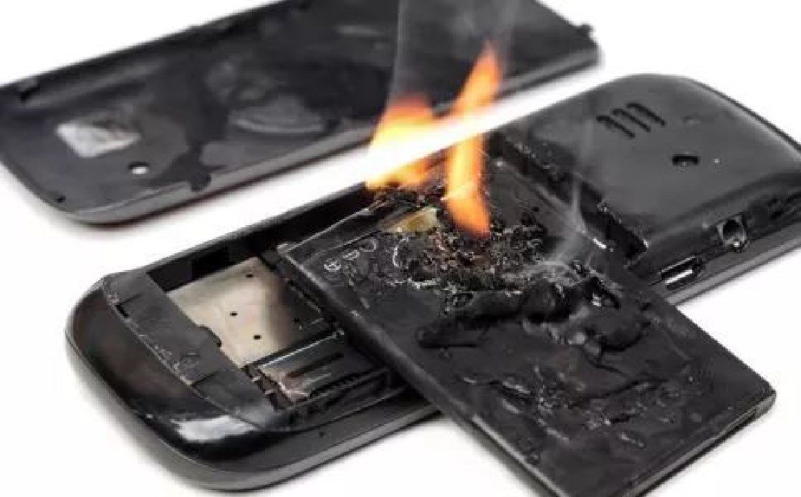 手机放床头充电爆炸起火,小台灯充电发生爆炸