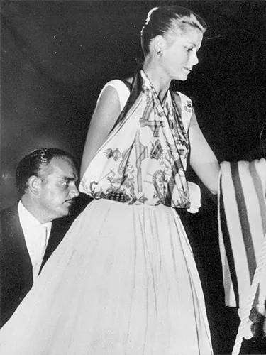 省买衣服钱了！18种丝巾系法，让你美翻整个春天！