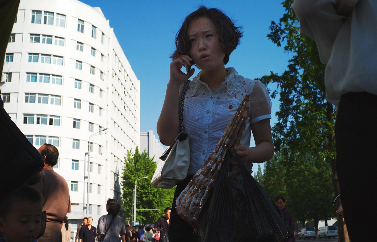 朝鲜人的手机生活,时髦女郎用智能手机,中老年人用翻盖手机