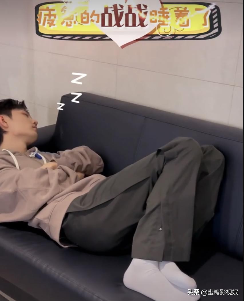 肖战睡觉曝光平坦腹部，工作人员2句话表白戳中粉丝心声：看哭了