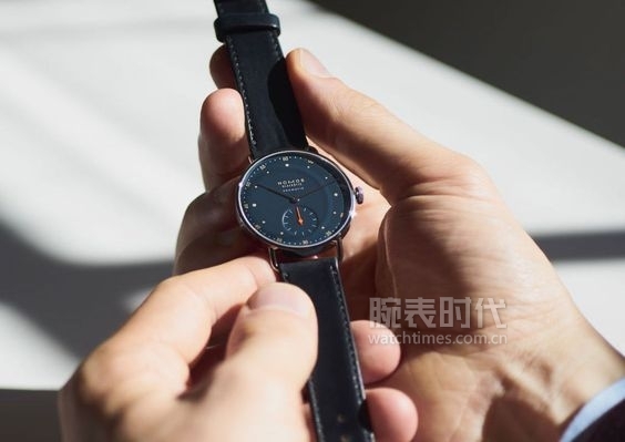 你戴的是什么眼镜呢,你戴的是有色眼镜吗