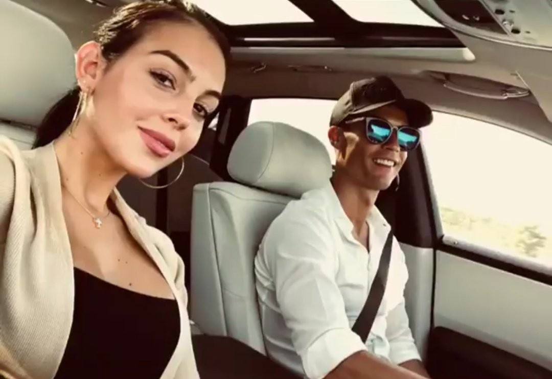 c罗出席活动戴的表,c罗穿蓝色西装出席活动