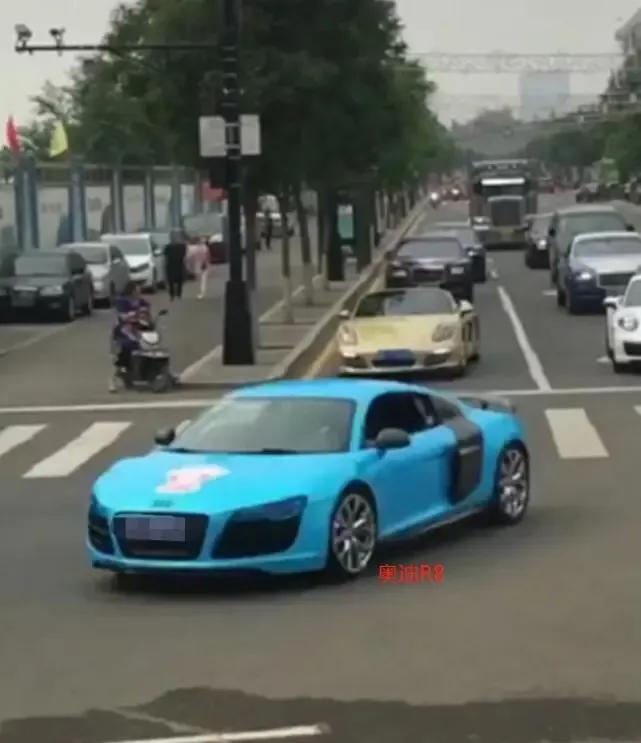 20辆豪华婚车齐现街头，头车酷似劳斯莱斯，车标却不是飞天女神