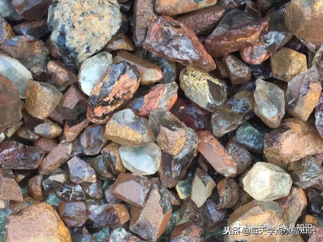 天蒙蒙亮赶个早市看一看天然水晶毛料市场