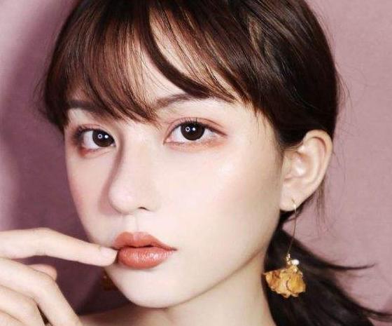 防止嘴唇脱皮的滋润唇膏哪种好用,嘴唇干裂脱皮哪种唇膏好得快