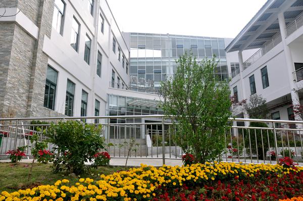 公益兴学教育扶贫，这所大学怎么样？