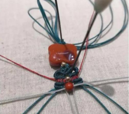 小孔转运珠编绳手链教程,2个珠子的小挂坠