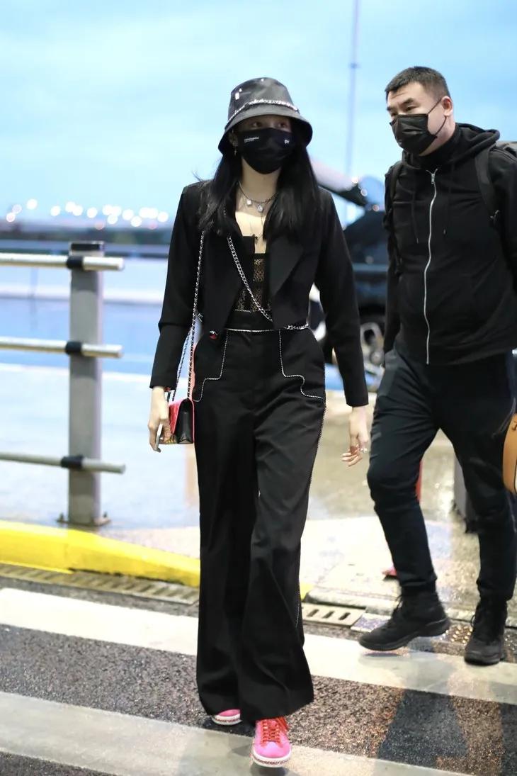 明星们脚上的球鞋，悄悄变贵了