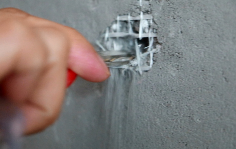 什么情况！青岛即墨正大·佳源都市“渣渣墙”用钥匙就能抠出洞