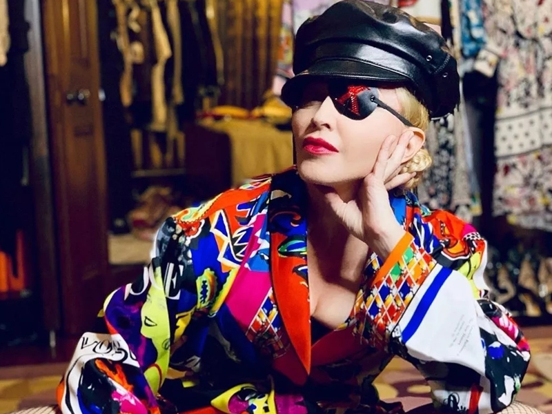 麦当娜与小35岁新男友合照,麦当娜出街视频