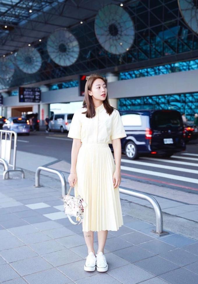 帆布鞋搭配什么样的裙子比较好看,高帮帆布鞋搭配短裙连衣裙秋冬