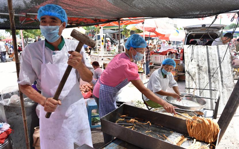 山东小哥摆摊卖小吃视频,大叔摆摊卖22年小吃每天忙到凌晨