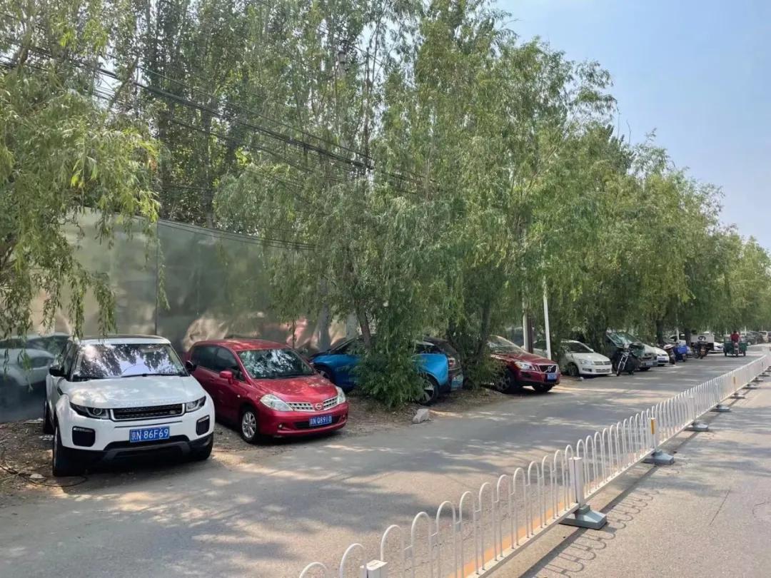 “出门得走机动车道，还得给车让路！”望京这小区居民出行为何这么难？