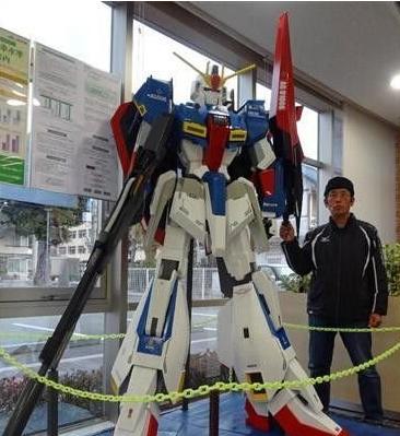 因老婆不给买手办，这位大佬只好用汉堡包装自己做了一个