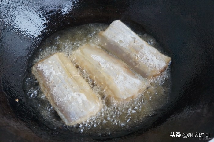 煎带鱼不粘锅不破皮的小秘诀,煎带鱼不粘锅的绝密技巧