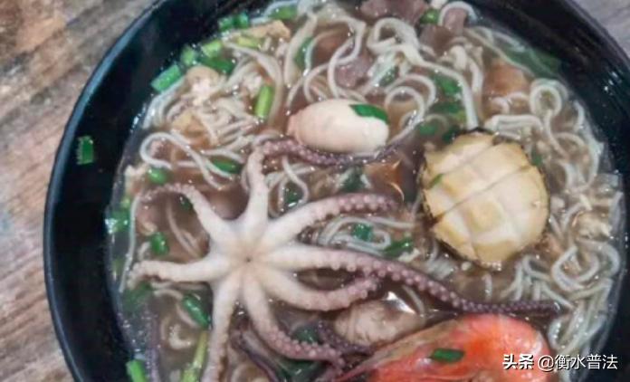 【法治热点早知道】一公司组织员工越野赛，为防作弊没收手机只给地图，致18人被困深山6人失联