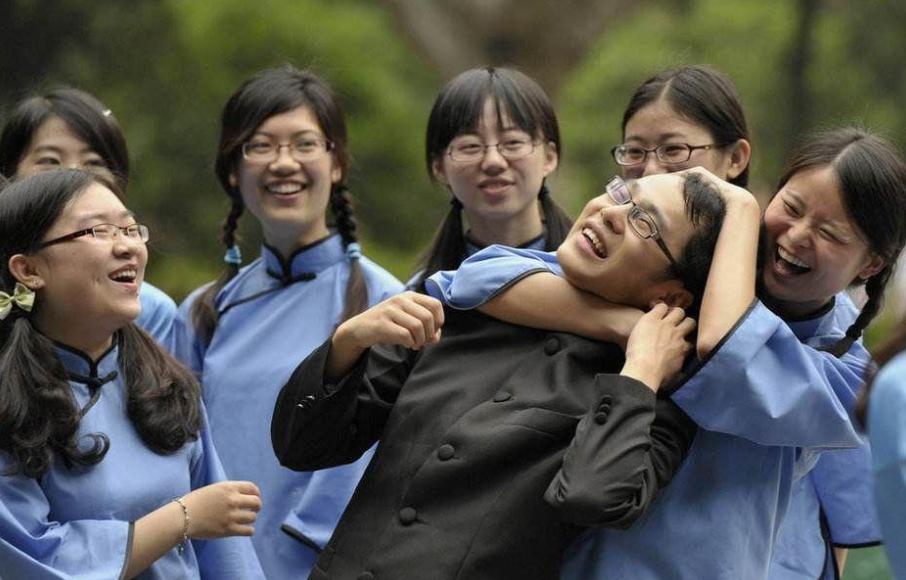 大学生为了逃课，网购“模特”替自己上课，已遭到全校通报处分