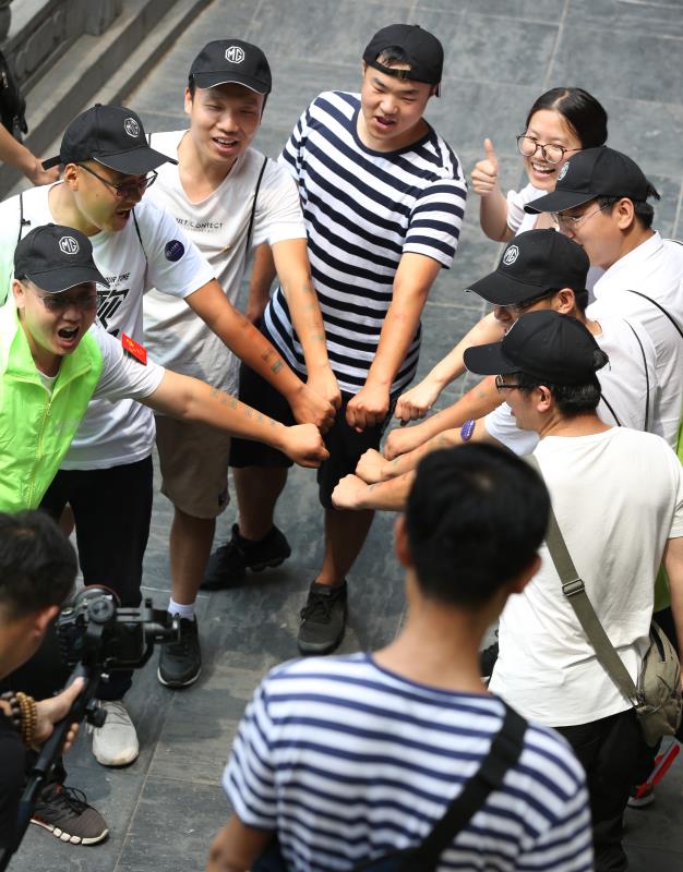 上汽集团郑州区域跨地企业*党**群联建平台首届登山文化节圆满举行