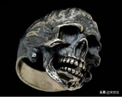 如何用小小的配饰搭配出百变风格 (小众配饰搭配方法)