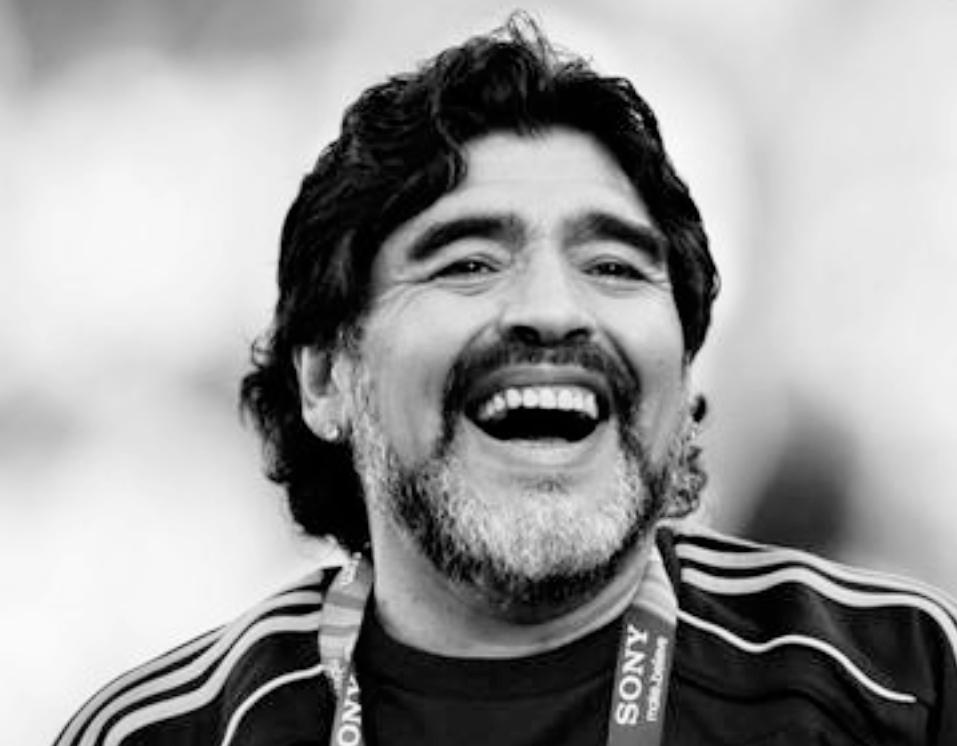 球王马拉多纳陨落,马拉多纳去世球场哀悼