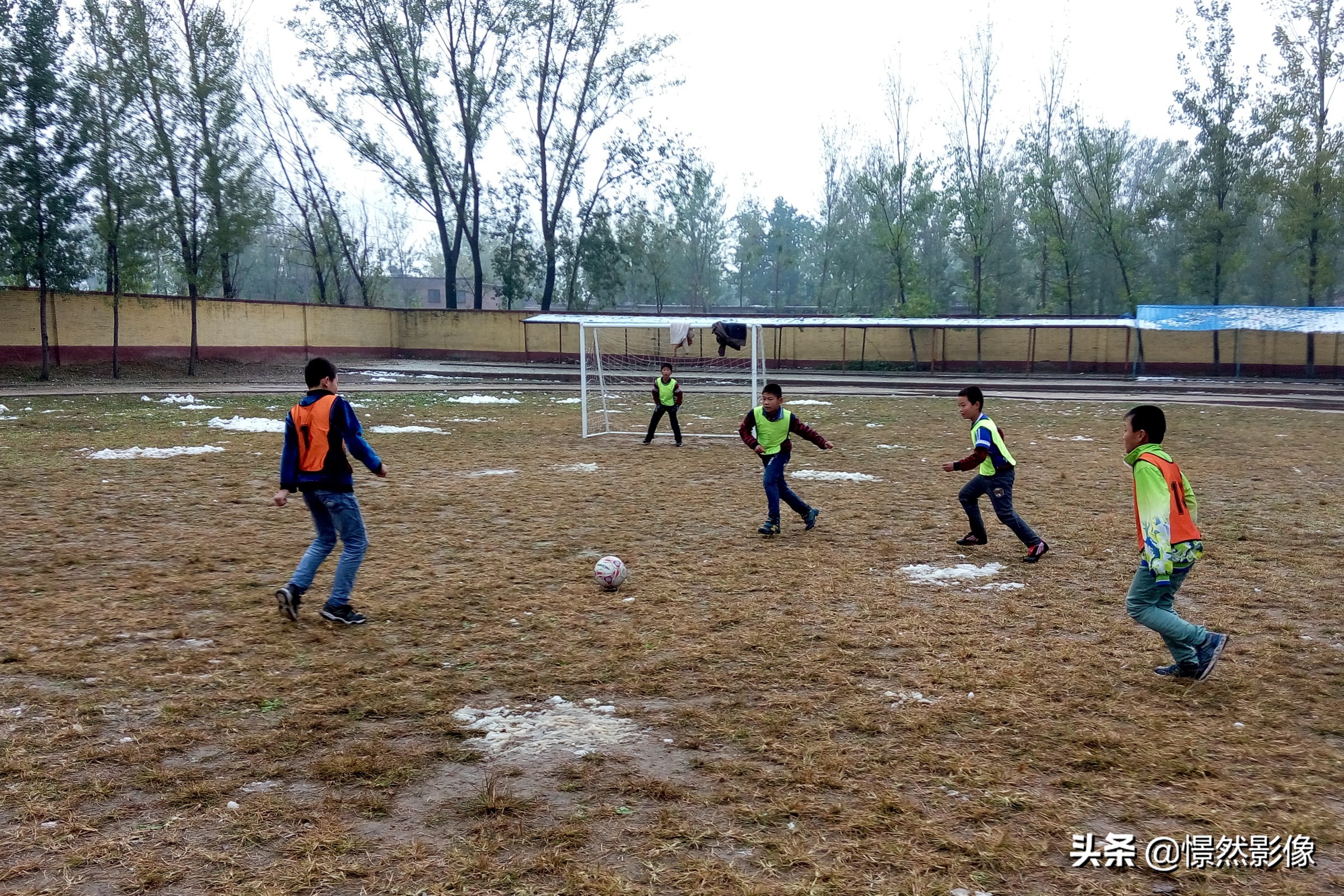 河北乡村隐匿着一支小学足球队晚上老师用车灯照亮操场训练