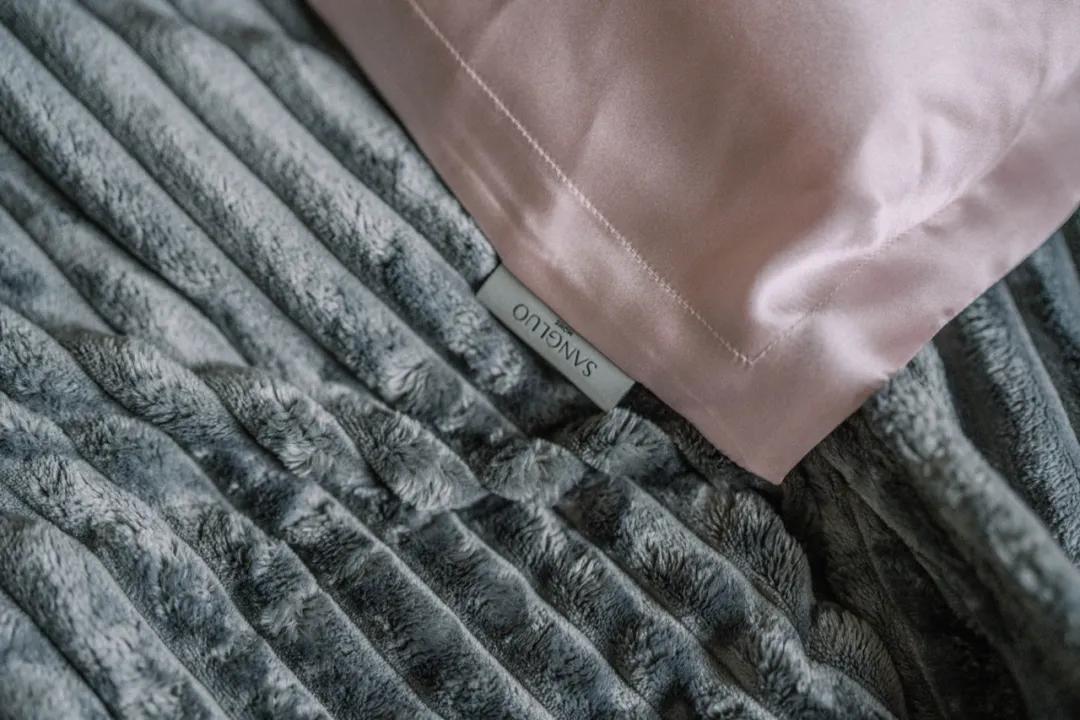 夏日的浪漫洗衣液香味持久留香,真丝护色洗衣液桑蚕丝专用