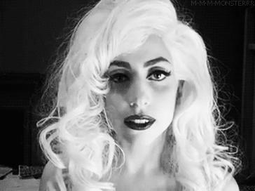 不混格莱美，LadyGaga在线PKRihanna，谁家彩妆最好用？