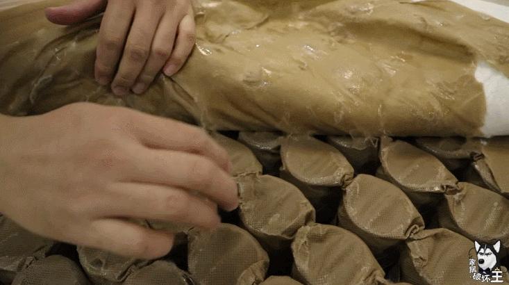 吓人！小哥拆了一款千元的小米床垫，发现内部一个不为人知的秘密