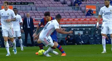 梅西被拉莫斯恶意犯规现场,梅西被裁判误判视频