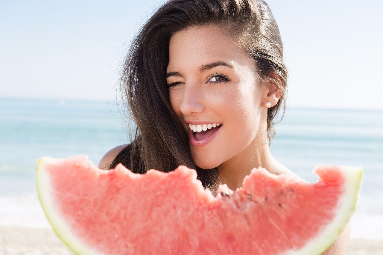 孕晚期吃了西瓜胎动频繁,孕妈吃西瓜羊水也会是西瓜味吗