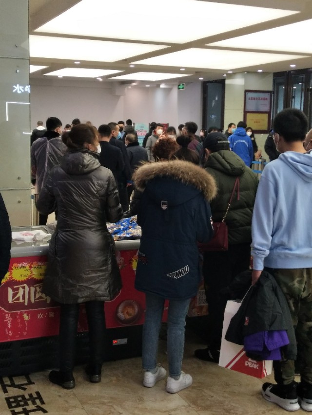 2月23号长春欧亚卖场的掠影，完全的智能检测系统，测体温不停步