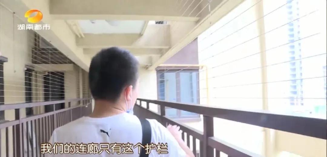 房门距离太近，开门就“打人”！护栏太矮，儿童易出事！开发商回应：开门前看看猫眼，我们建的不是幼儿园